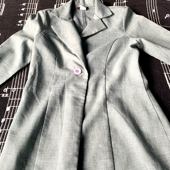 Vintage Women’s suit jacket w shoulder pads - Picture 2 of 6